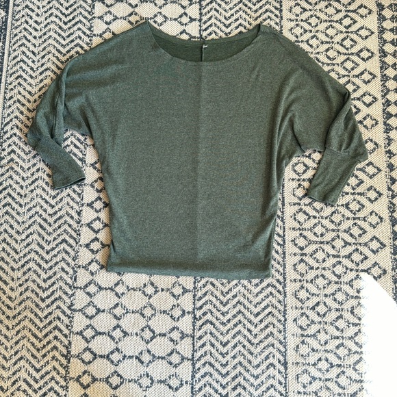 Green off the shoulder top - Picture 1 of 2